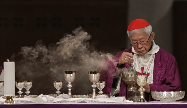 ARCHIVO - El cardenal Joseph Zen, un gran crítico de los intentos de acercamiento entre Beijing y el Vaticano, preside una misa de vigilia por el obispo Michael Yeung en Hong Kong, el jueves 10 de enero de 2019. (AP Foto/Vincent Yu, archivo)
