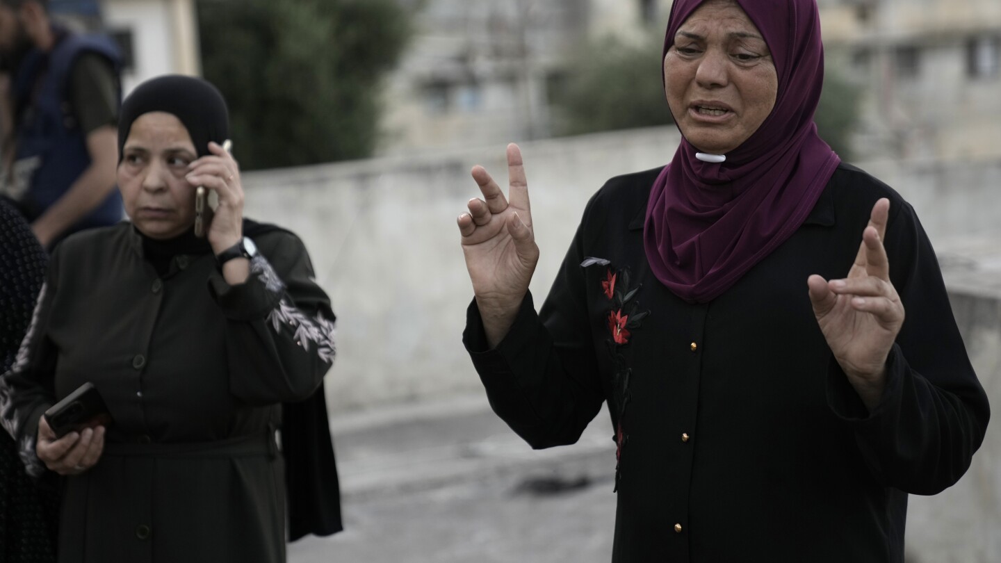 Израелската армия съобщи във вторник че е убила двама палестинци