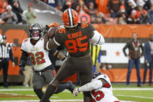 Browns TE Njoku to miss game in Houston due to knee injury | AP News