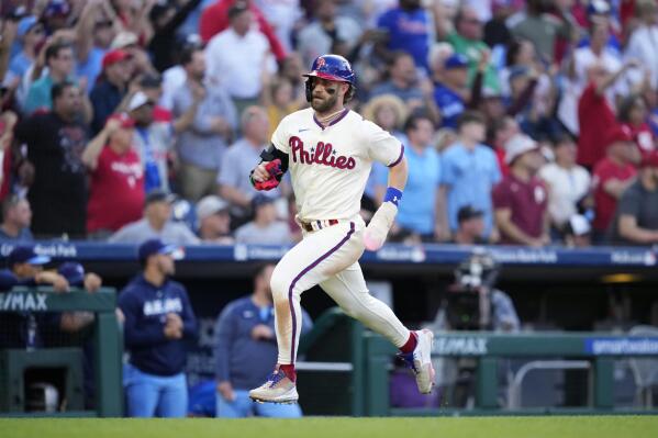 Phillies come back to defeat Blue Jays 2-1 on error in 10th inning