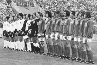 Bosque juego deuda Falleció el capitán de Alemania Oriental en Mundial de 1974 | AP News