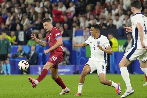 Trent Alexander-Arnold của Anh tranh bóng với Sergej Milinkovic-Savic của Serbia trong trận đấu bảng C giữa Serbia và Anh tại giải bóng đá Euro 2024 ở Gelsenkirchen, Đức, Chủ nhật, ngày 16 tháng 6 năm 2024. (Ảnh AP / Andreea Alexandru)