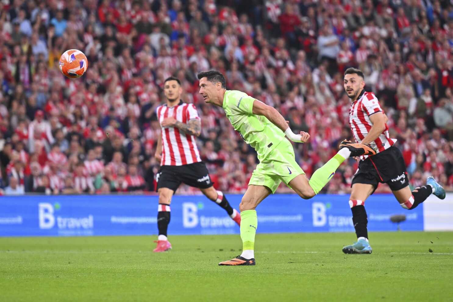 Lewandowski anota dos para el campeón Barcelona, pero no alcanza a Mbappé por el título de goleo
