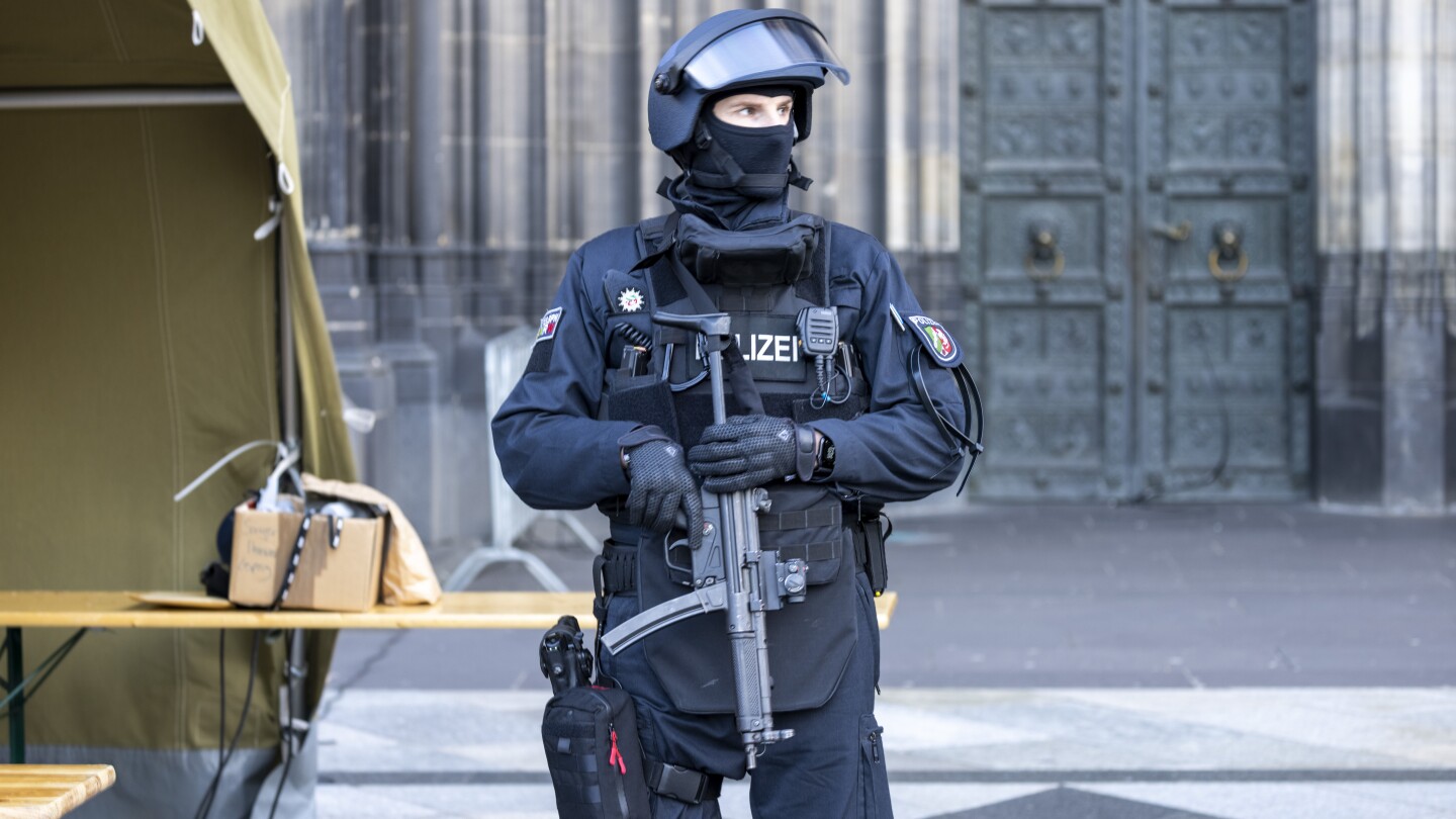 БЕРЛИН (AP) — Още трима души бяха задържани в неделя