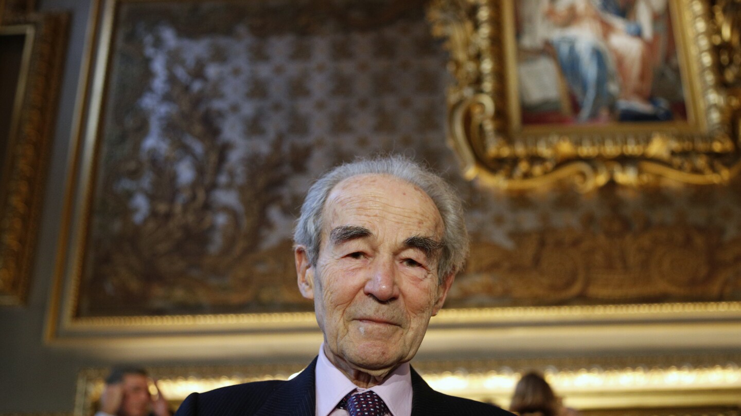 Робърт Бадинтер, който накара Франция да прекрати смъртното наказание и се бори с отричането на Холокоста, почина на 95