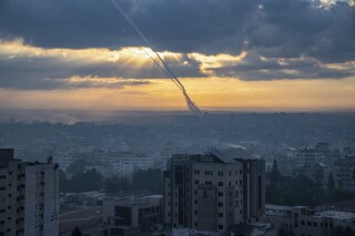 TẬP TIN - Tên lửa được bắn về phía Israel từ Dải Gaza, Thứ Bảy, ngày 7 tháng 10 năm 2023. Tên lửa được bắn khi Hamas thông báo về một chiến dịch mới chống lại Israel.  (Ảnh AP/Fatima Shbair, Tập tin)