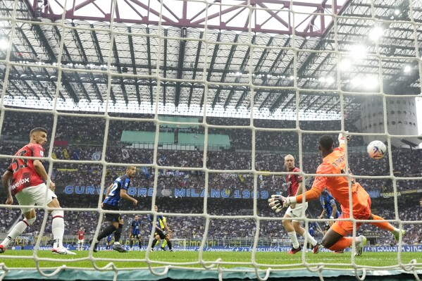Henrikh Mkhitaryan, del Inter, marca un gol ante Milan el sábado 16 de septiembre de 2023, en el estadio San Siro (AP Foto/Antonio Calanni)
