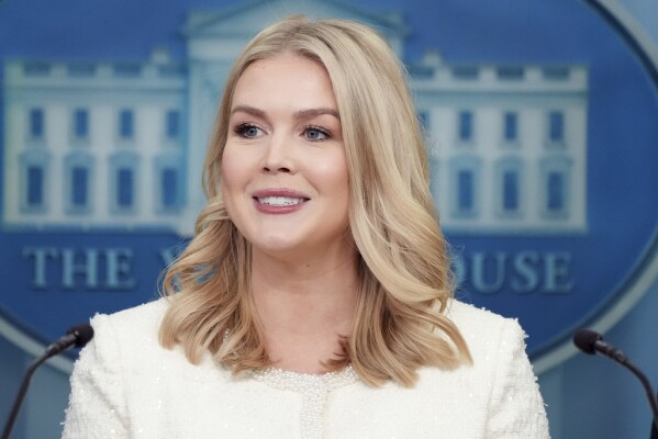 A secretária de imprensa da Casa Branca, Karoline Leavitt, fala com repórteres na sala de coletores de imprensa de James Brady na Casa Branca, quinta -feira, 20 de fevereiro de 2025, em Washington. (AP Photo/Jacquelyn Martin)