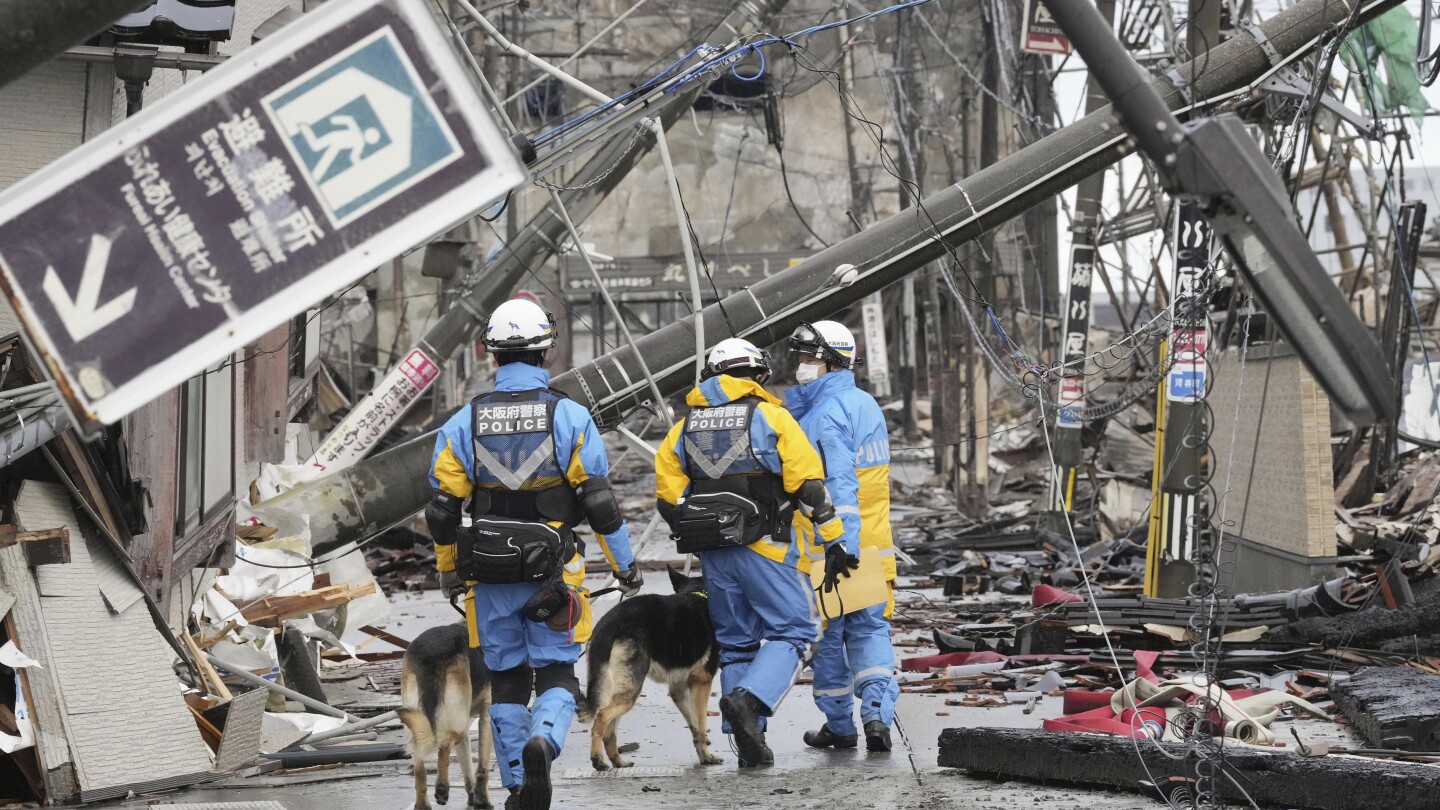 Снегът възпрепятства спасяването и доставките на помощ за изолирани общности, след като земетресенията в Япония убиха 126 души
