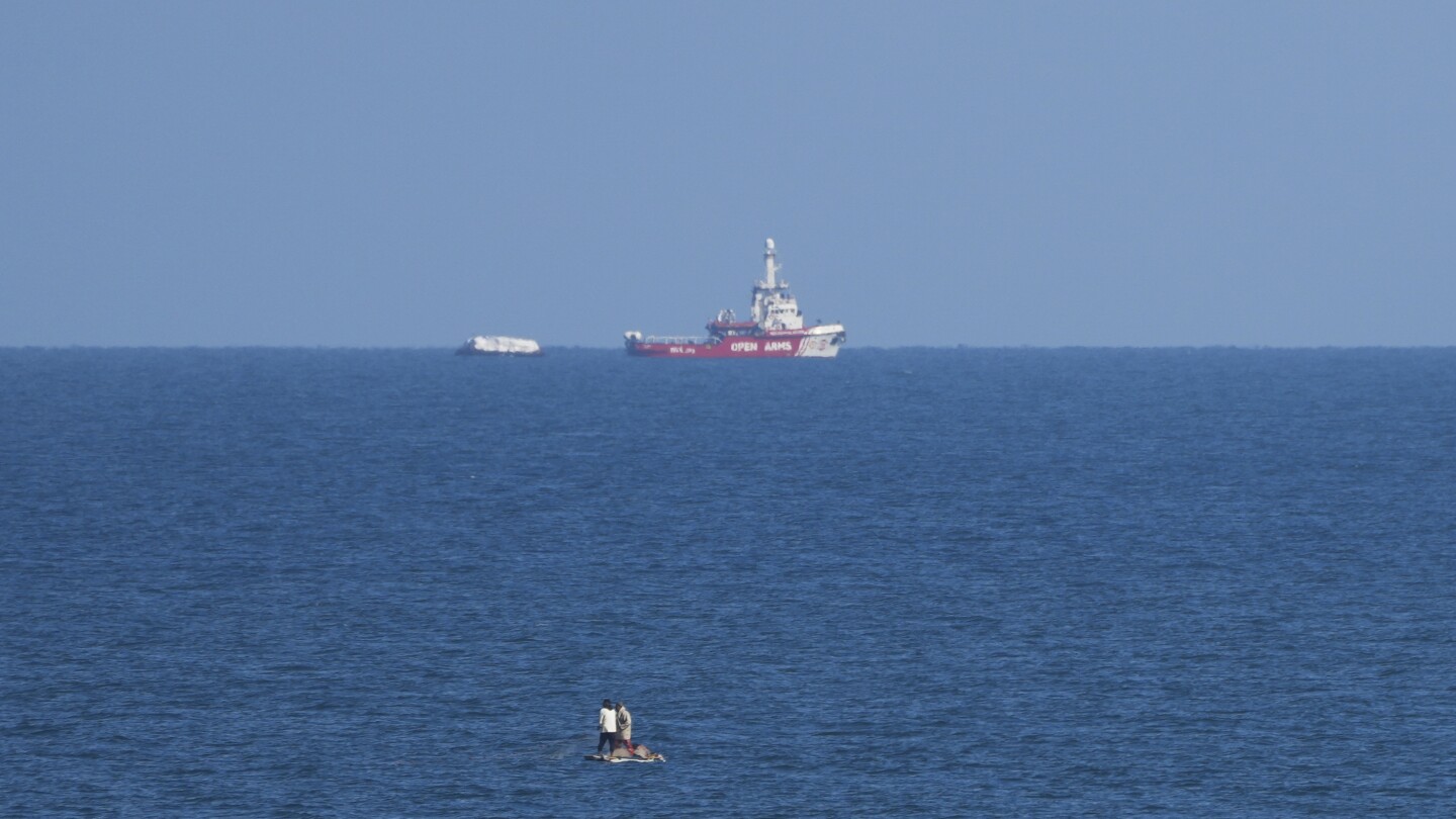 Първият кораб, който използва нов морски маршрут, се приближи до Газа с 200 тона помощ