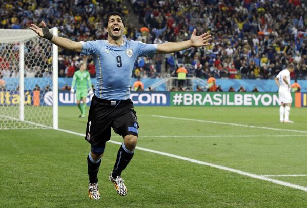 El delantero uruguayo Luis Suárez celebra tras marcar el gol de la victoria 2-1 ante Inglaterra en el partido por el Grupo D del Mundial en Sao Paulo, Brasil, el jueves 19 de junio de 2014. (AP Foto/Matt Dunham)