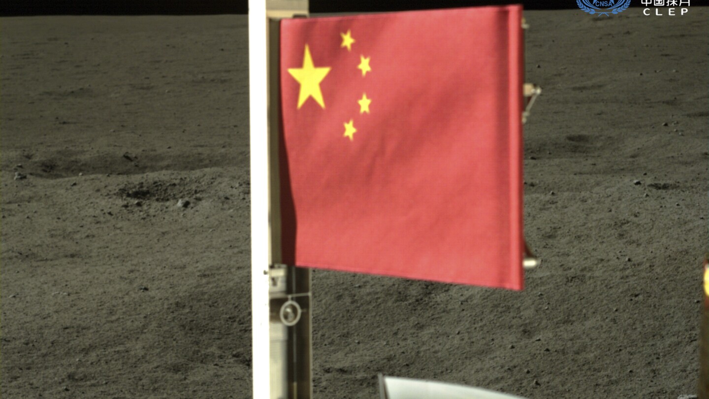 Chang’e-6: Uma espaçonave chinesa hasteando uma bandeira chinesa no outro lado da lua