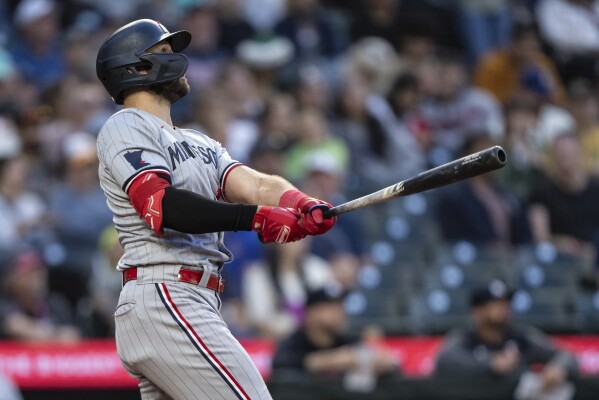 Sánchez slam leads Twins in 6-homer surge to beat Mariners