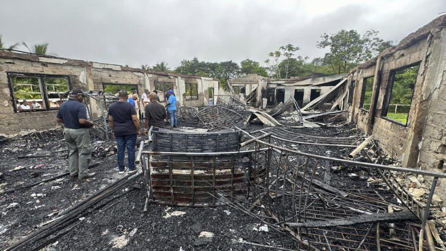Родителите на две момичета, оцелели след пожар в общежитие, убил 20 души в Гвиана, съдят правителството