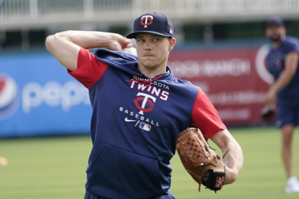 Twins trade Garver for Texas shortstop Kiner-Falefa, minor league pitcher