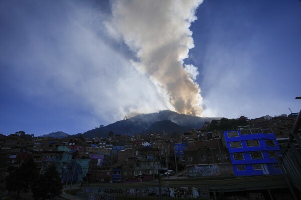 El sol sale durante un incendio forestal en el cerro El Cable en Bogotá, Colombia, el jueves 25 de enero de 2024. (Foto AP/Fernando Vergara)