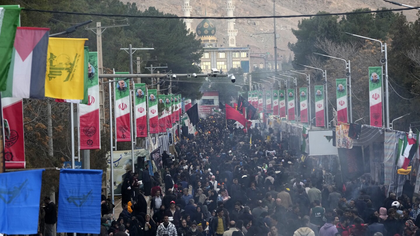 Иран скърби за убитите при самоубийствени атентати, поети от 