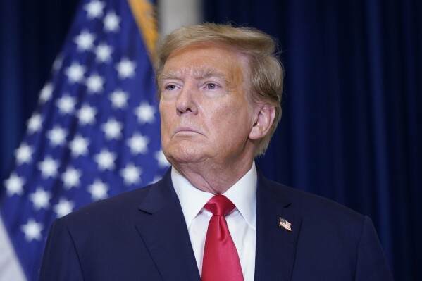 El expresidente Donald Trump habla con los medios de comunicación en un hotel de Washington, el martes 9 de enero de 2024, después de asistir a una audiencia ante el Tribunal de Apelaciones del Circuito de DC en el tribunal federal de Washington. (Foto AP/Susan Walsh)