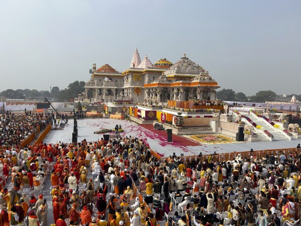 सोमवार, 22 जनवरी, 2024 को भारत के अयोध्या में हिंदू देवता भगवान राम को समर्पित एक मंदिर के उद्घाटन के दौरान दर्शकों का एक सामान्य दृश्य। भारतीय प्रधान मंत्री नरेंद्र मोदी खंडहरों पर बने एक विवादास्पद हिंदू मंदिर का उद्घाटन करने के लिए तैयार हैं। पवित्र शहर अयोध्या में एक भव्य आयोजन में एक प्राचीन मस्जिद, जिसके आम चुनाव से कुछ महीने पहले हिंदू मतदाताओं को उत्साहित करने की उम्मीद है।  (एपी फोटो/राजेश कुमार सिंह)