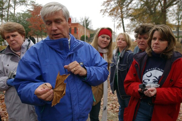 Naturalist Rudy Mancke shows an American sycamore leaf to sixth-grade teachers from Palmetto Middle School on Dec. 8, 2005, at Mineral Springs Park in Williamston, S.C. Mancke's wife, Ellen, said he died Tuesday from complications of a liver disease. He was 78. (Kendra Waycuilis/The Independent-Mail via AP)