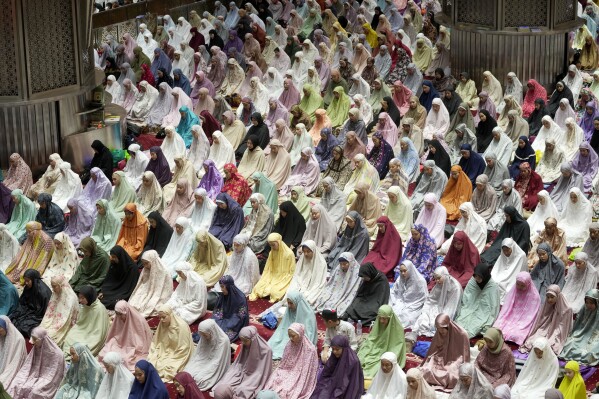 Indonesian Muslims attend an evening prayer called 'tarawih' marking the first eve of the holy fasting month of Ramadan, at Istiqlal Mosque in Jakarta, Indonesia, Monday, March 11, 2024. (AP Photo/Dita Alangkara)