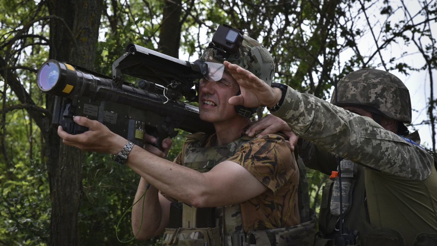 A China diz que é “difícil manter” discussões sobre a guerra entre a Rússia e a Ucrânia, citando problemas com os acordos