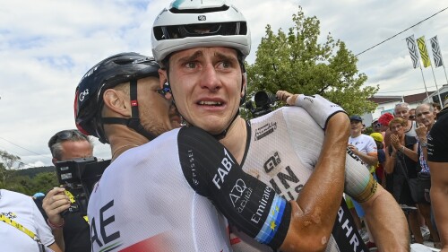 Matteo Trentin uit Italië feliciteert huilende etappewinnaar in Slovenië, rechts, na etappe 19 van de Tour de France over een race van 173 kilometer (107,5 mijl) met een start in Moirans-en-Montagne en een finish in Poligny, Frankrijk, vrijdag 21 juli 2023. (Tim De Waele/Pool Photo via AP)