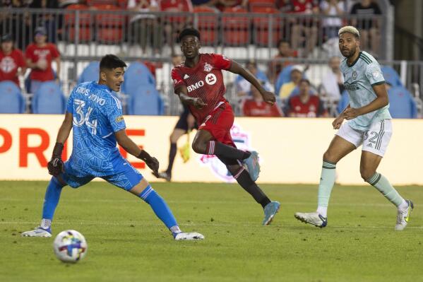 Toronto FC forward Deandre Kerr, center, watches as his shot rolls wide of Atlanta United goalkeeper Rocco Ríos Novo's, left, goal during second-half MLS soccer match action in Montreal, Saturday, June 25, 2022. (Graham Hughes/The Canadian Press via AP)