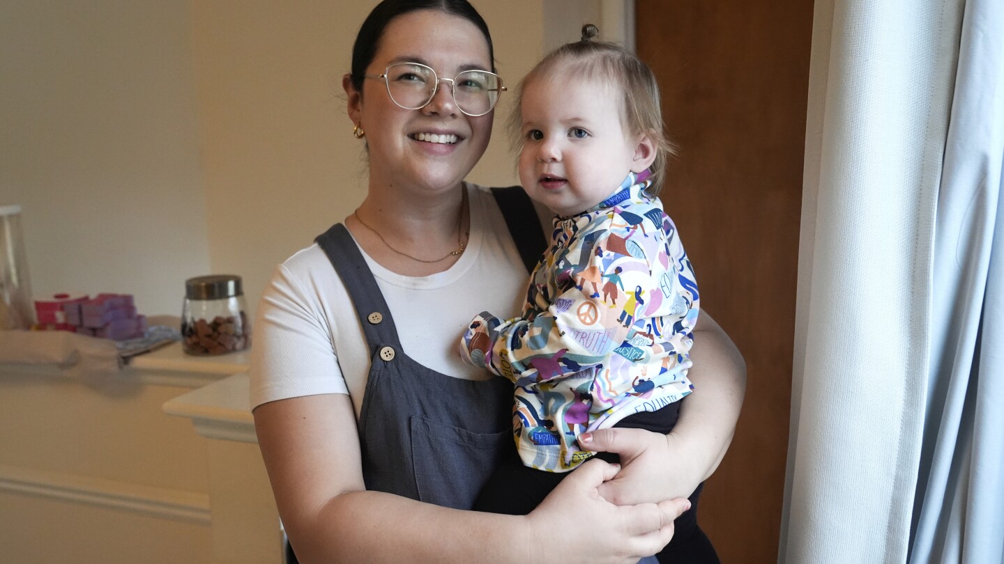 Мичиган ще стане последният американски щат, който декриминализира договорите за сурогатно майчинство