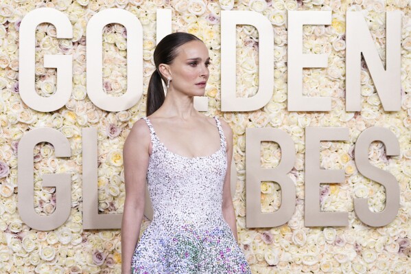 Natalie Portman arrive à la 81e cérémonie des Golden Globe Awards, le dimanche 7 janvier 2024, au Beverly Hilton de Beverly Hills, en Californie (Photo de Jordan Strauss/Invision/AP)