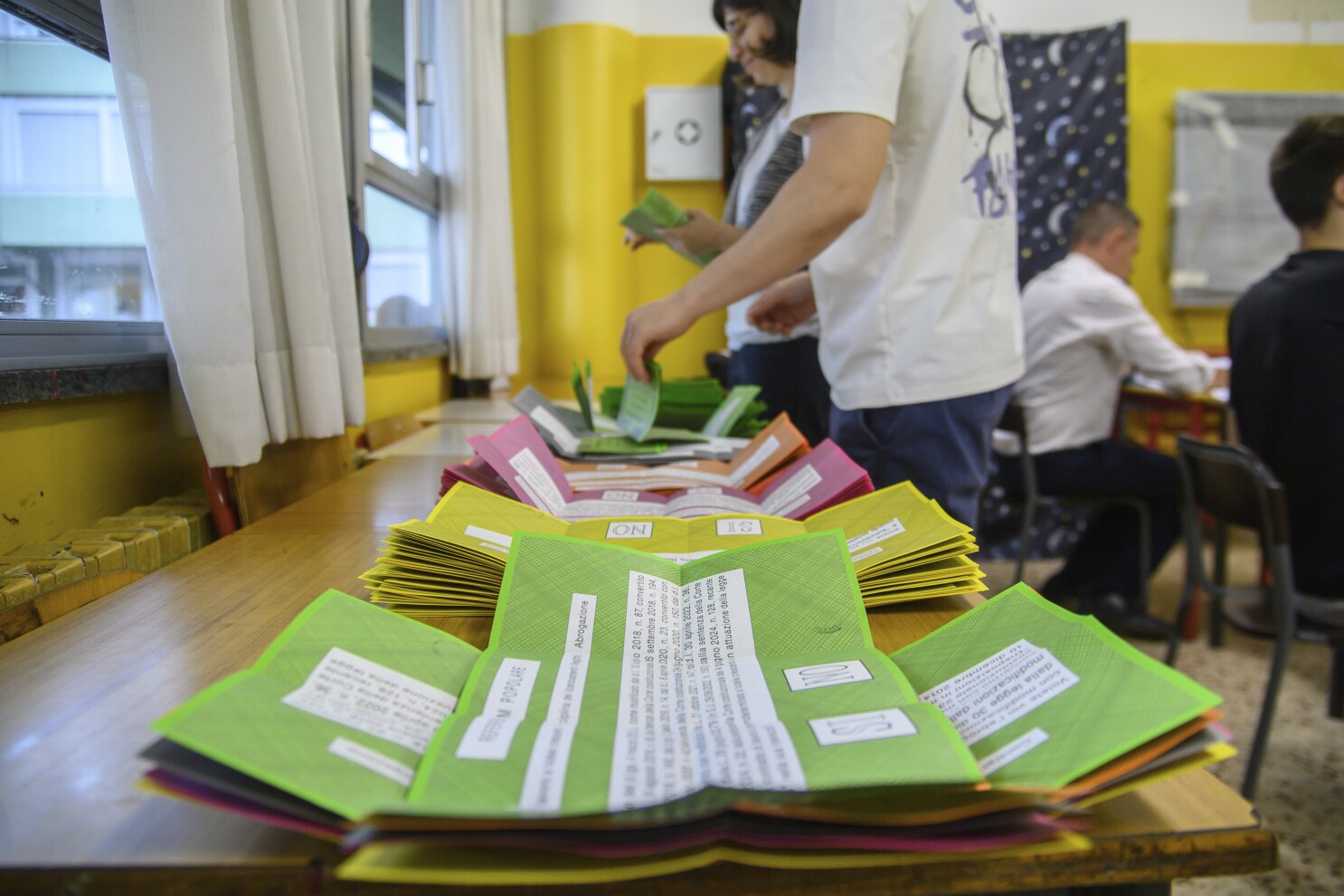 Italians vote on citizenship and job protections but low turnout risks invalidation