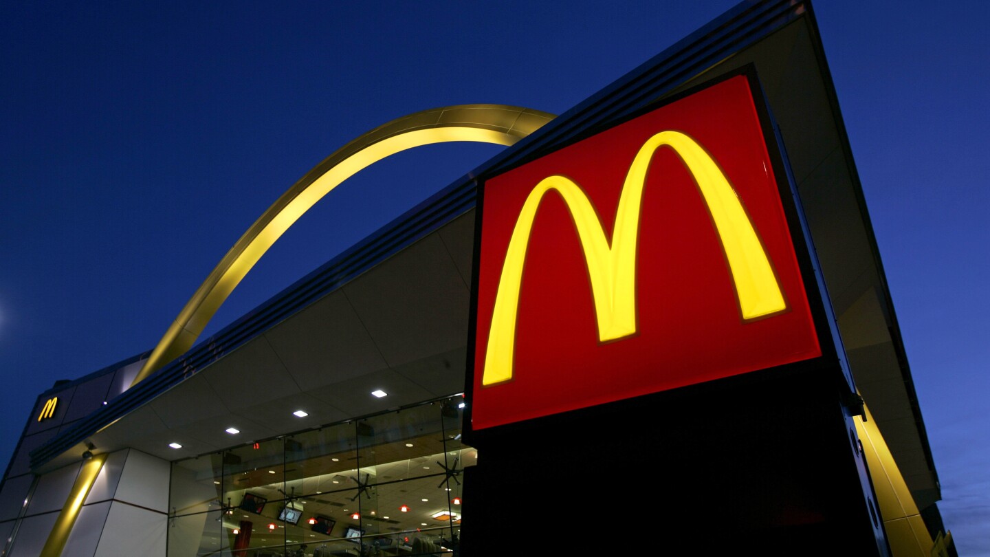 O McDonald’s está planejando um acordo de refeição de US$ 5 no próximo mês para lidar com a frustração dos clientes com o aumento dos preços