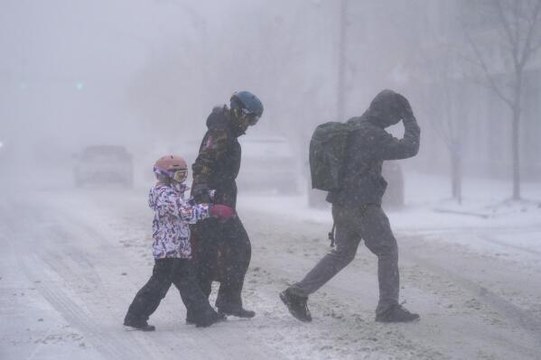 Tormenta invernal en EEUU deja 18 muertos y causa apagones | AP News