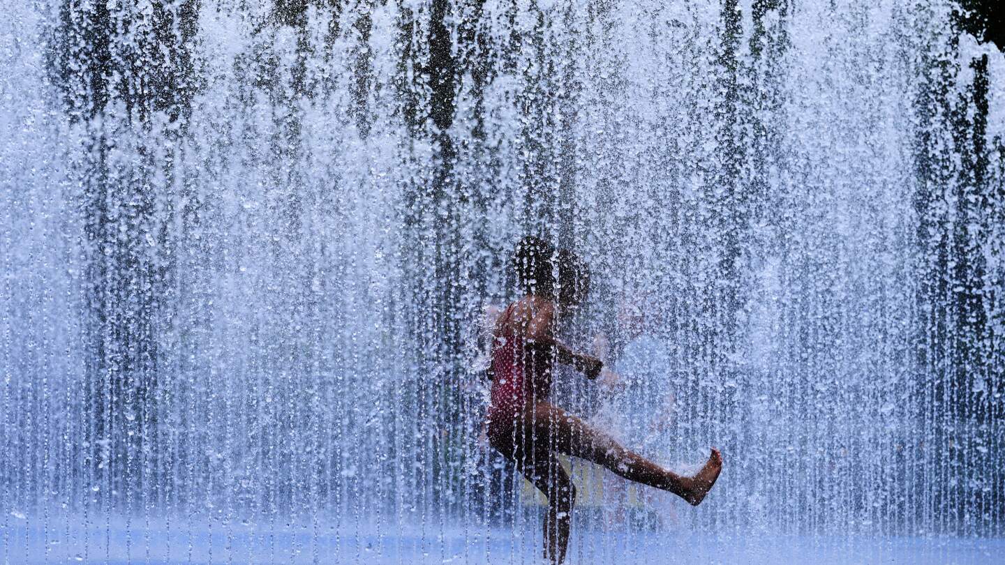 UK Heatwave 2025: Health Alerts Issued as Temperatures Soar - Stay Safe!
