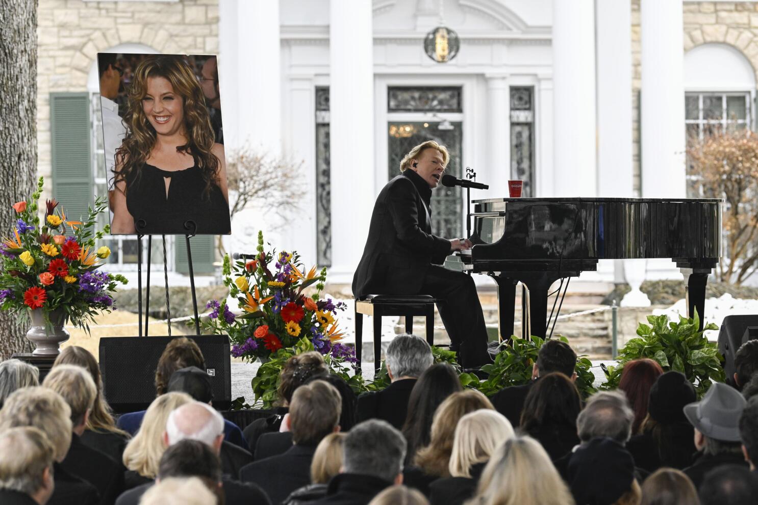 Fans, celebs gather at Graceland to mourn Lisa Marie Presley