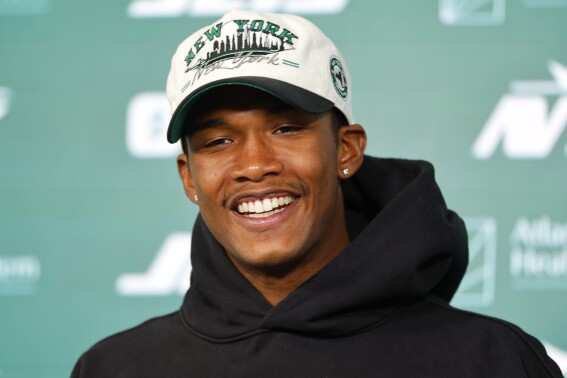 New York Jets wide receiver Garrett Wilson answers questions during a news conference following NFL football practice, Wednesday, May 21, 2025, in Florham Park, N.J. (AP Photo/Noah K. Murray)