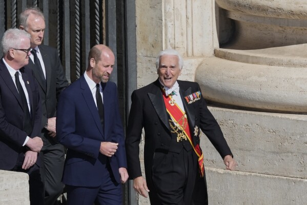 El príncipe Guillermo de Inglaterra, al centro, llega a la Plaza de San Pedro para el funeral del papa Francisco, el sábado 26 de abril de 2025. (AP Foto/Gregorio Borgia)