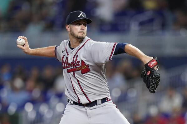 Harris' late blast lifts Braves to 4-3 win over Marlins