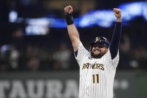 AP source: Hoffman, Brewers agree to deal
