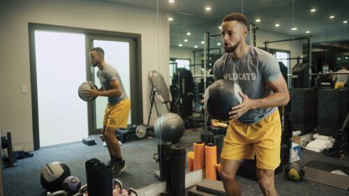 Esta imagen difundida por Apple TV+ muestra a Stephen Curry en una escena del documental. "Stephen Curry: Subestimado." (Apple TV+ a través de AP)