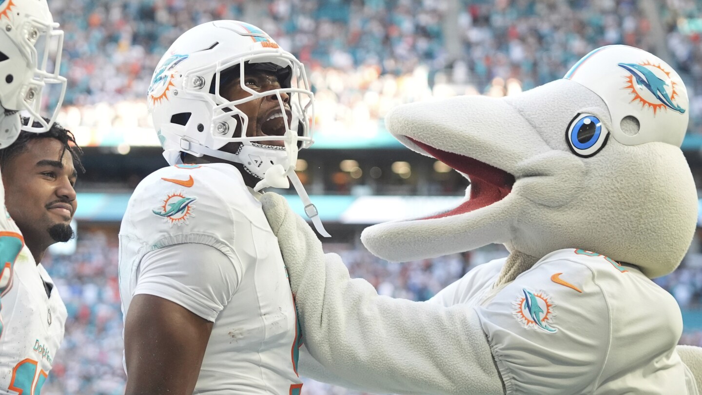 Tua Tagovailoa's TD pass to Jonnu Smith gives Dolphins 32-26 overtime win ...
