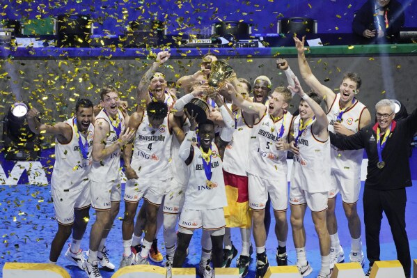 Los jugadores de Alemania celebran tras coronarse campeones del Mundial de baloncesto, el doming 10 de septiembre de 2023, en Manila. Vencieron a Serbia en la final. (AP Foto/Aaron Favila)
