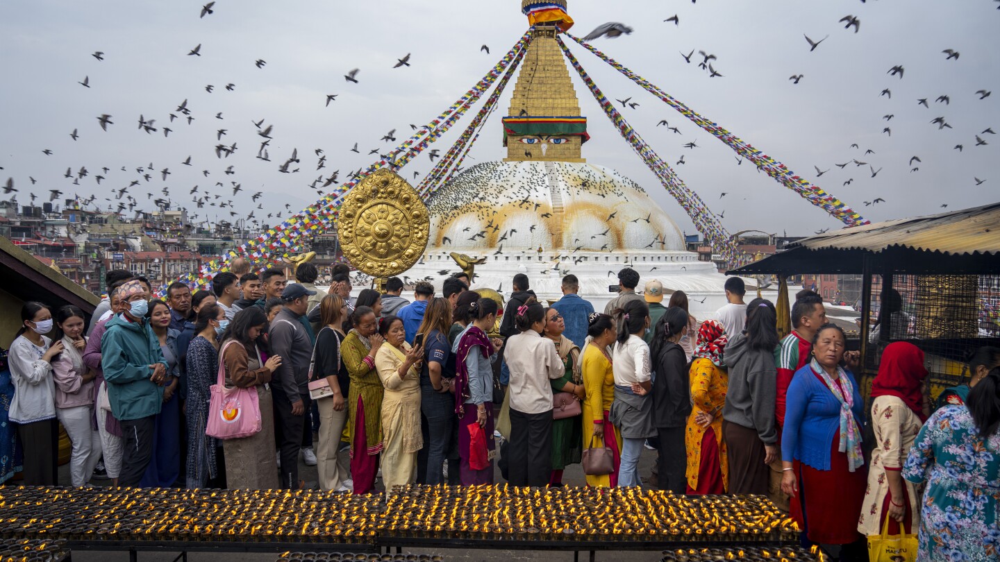 От Южна Корея до Индия поклонниците отбелязват рождения ден на Буда с фенери и молитви