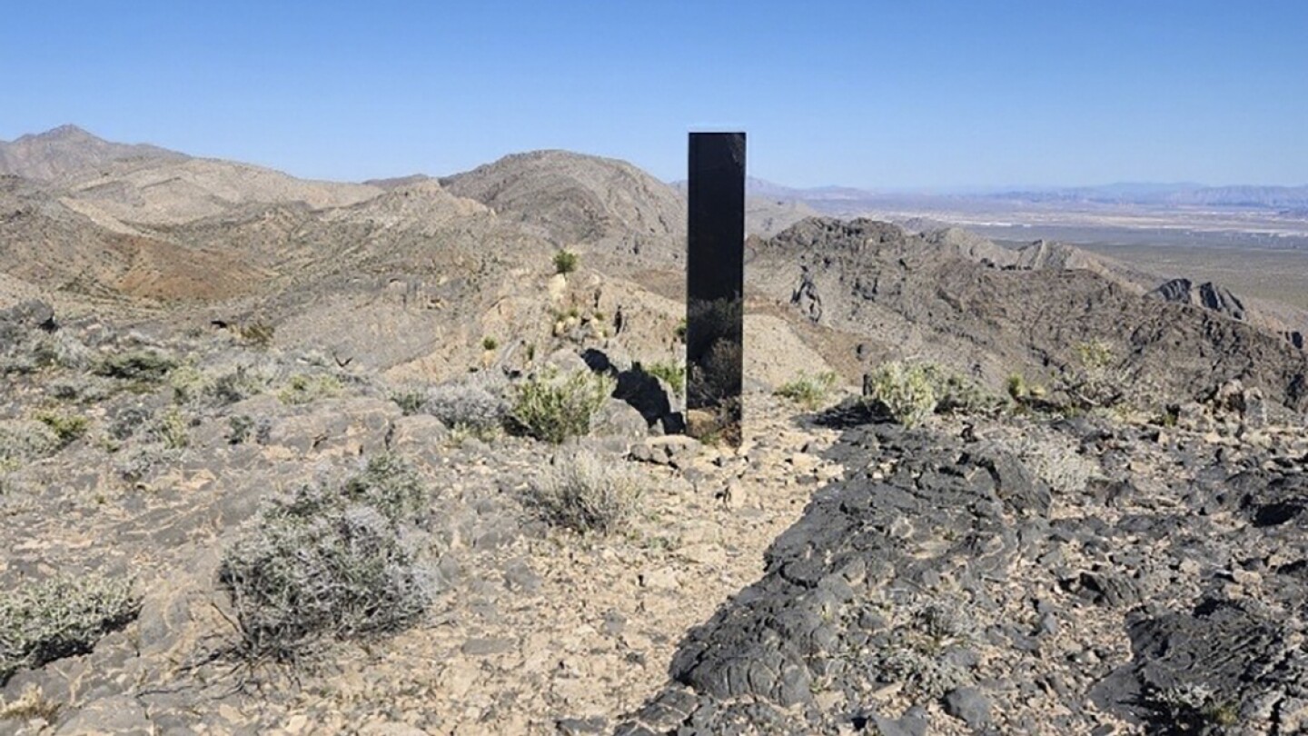Блестящ монолит изскача в пустинята на Невада, най-новата от поредица бързо изчезващи структури