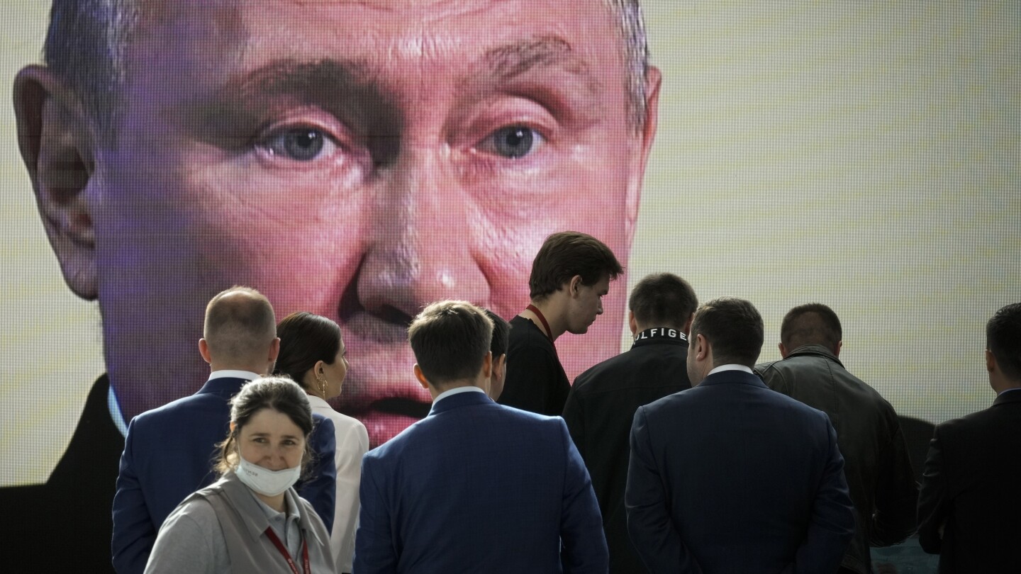 Поскольку переизбрание Путина почти наверняка, российская оппозиция по-прежнему обещает подорвать его имидж.