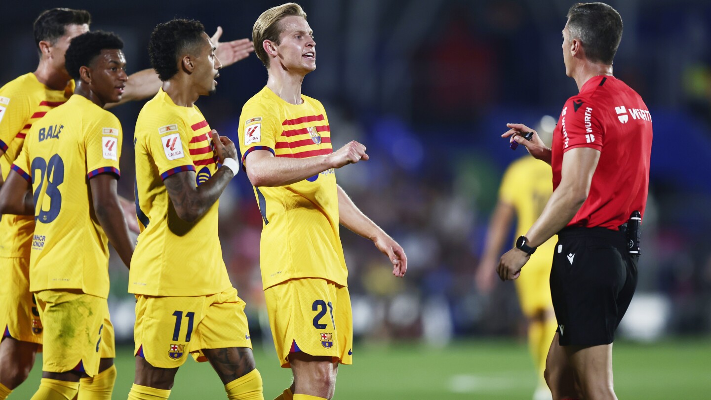 Rabinha fue expulsado por dar un codazo a un oponente cuando el Barcelona abrió su defensa del título en un empate 0-0 en Getafe.