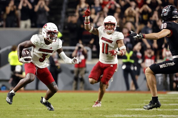 Louisville upsets No. 10 Notre Dame, stays undefeated after shocking win