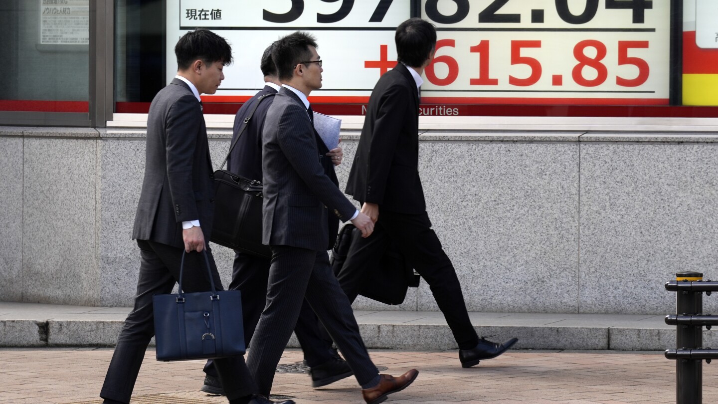 ХОНКОНГ AP — Японските акции отново поставиха рекорд в петък
