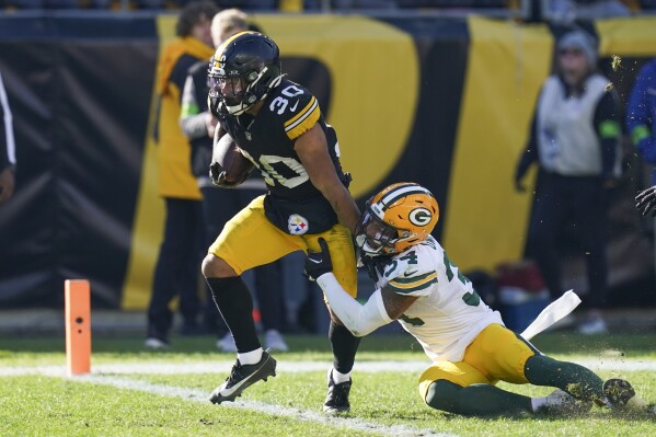 Pittsburgh Steelers' Jaylen Warren runs for a touchdown during the first half of an NFL football game against the Green Bay Packers Sunday, Nov. 12, 2023, in Pittsburgh. (AP Photo/Matt Freed)