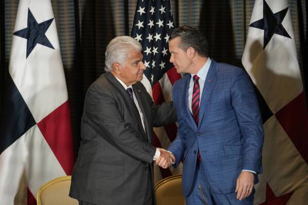 Tổng thống Panama Jose Raul Mulino, bên trái, bắt tay Bộ trưởng Quốc phòng Hoa Kỳ Pete Hegseth tại lễ ký kết thỏa thuận tại Thành phố Panama, thứ Tư, ngày 9 tháng 4 năm 2025. (Ảnh AP/Matias Delacroix)